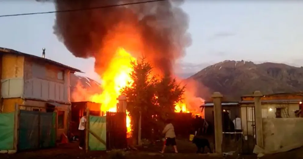 Una vivienda se incendió por completo en el barrio Nahuel Hue