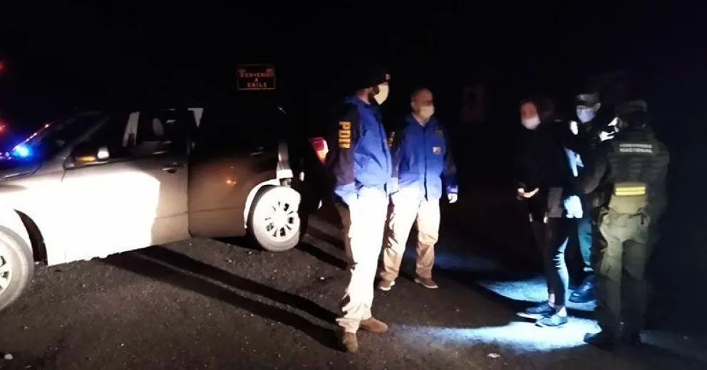 Una mujer intentaba ingresar ilegalmente al país escondida en un camión