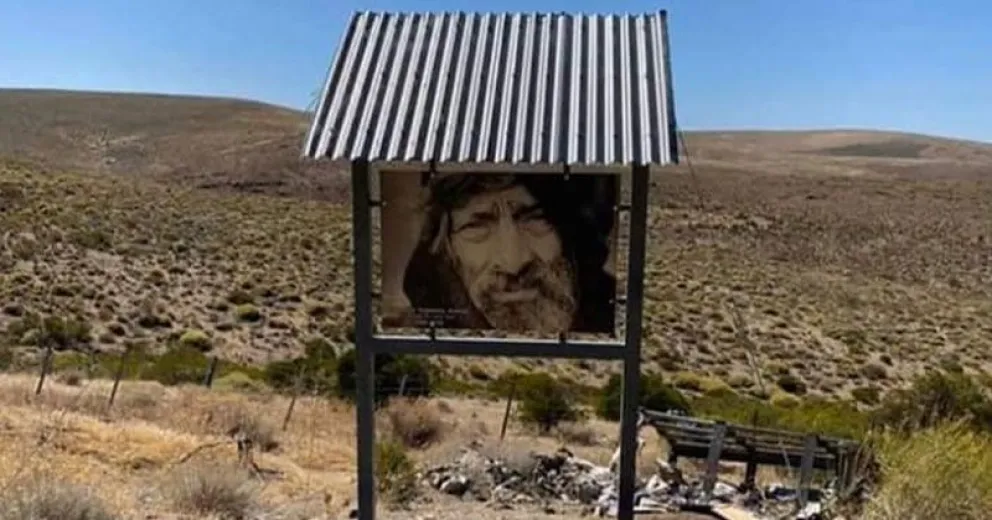 Manos anónimas colocaron un “cartel” con la imagen de Argentino en Collón Cura