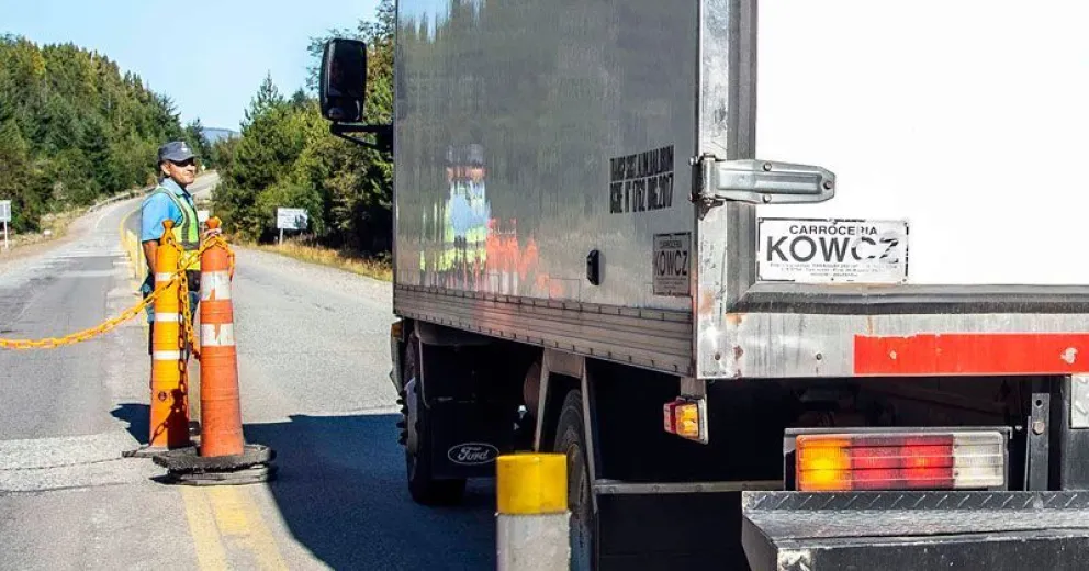 Villa La Angostura: menos tiempo y más controles a los transportes que llegan desde Bariloche