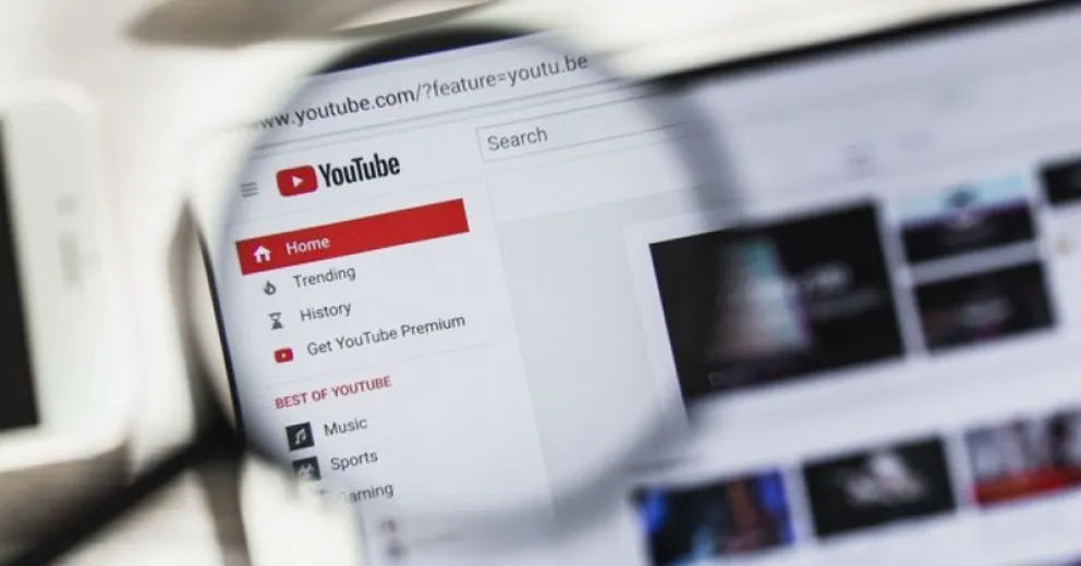 Lo acosaban por un video subido a Youtube y la justicia ordenó a la empresa que lo borre