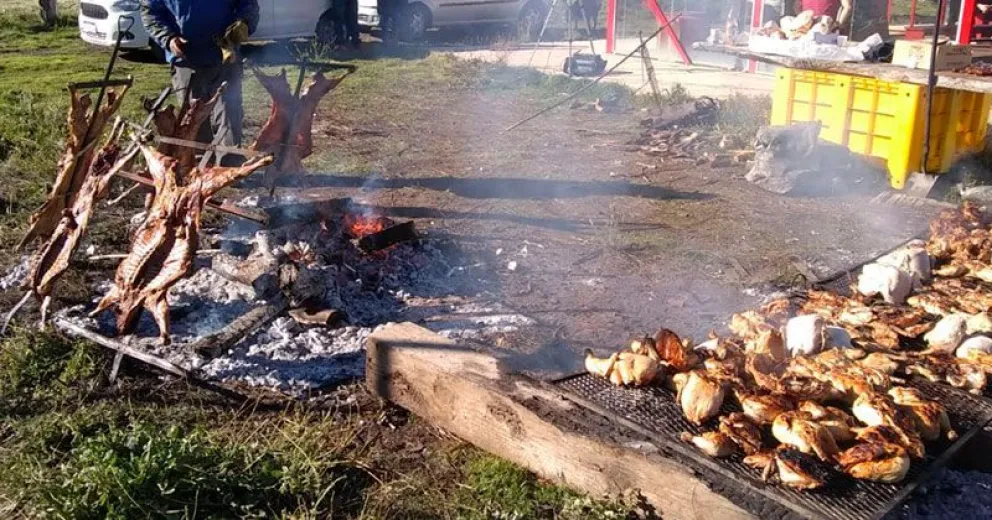 Importante donación de pollos y corderos de Dina Huapi Rugby Club