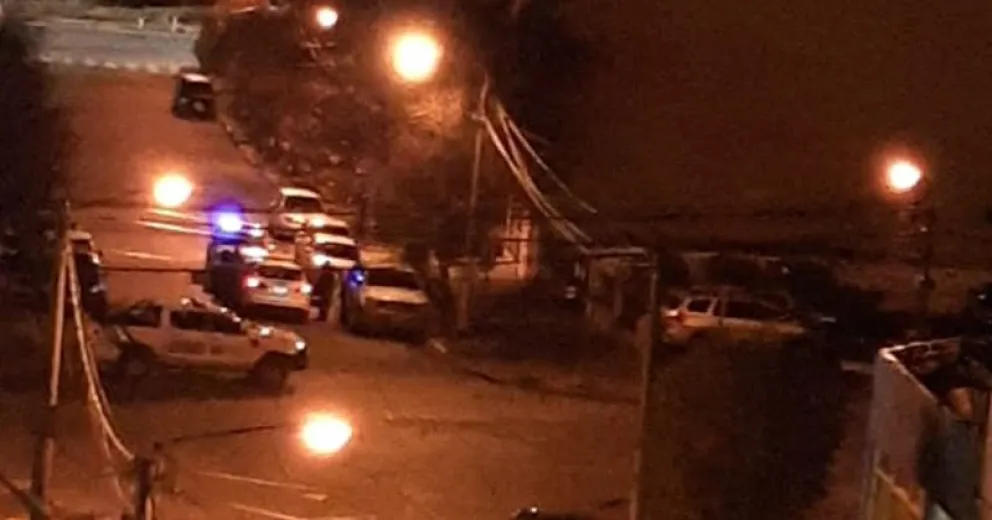 Quiso forzar la liberación de su amigo que iba preso y agarró del cuello a un policía