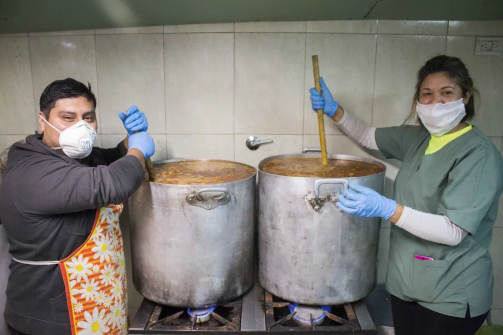 En la Biblioteca del Nahuel Hue se ofrece comida y apoyo a los vecinos que peor la pasan