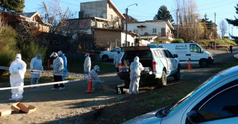 Investigan el hallazgo del cadáver de una mujer en el patio de su casa