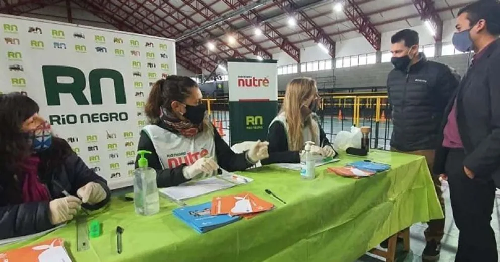 Beneficiarios de Bariloche y Viedma están retirando su tarjeta Alimentar