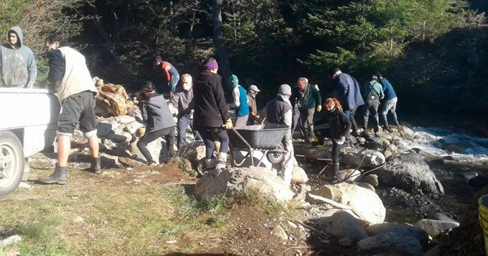 Otra jornada de limpieza y restauración de la toma de captación de agua
