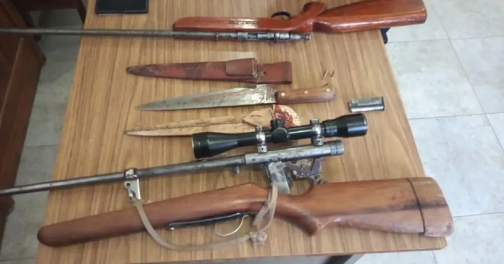 Secuestran armas y cuchillos que encuentran en un vehículo