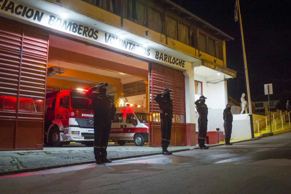 Toque de sirena en cuarentena: Así recibieron su día los Bomberos de Bariloche