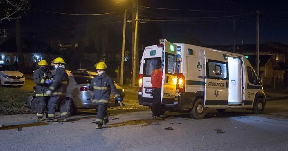 Conductor sufrió una fractura en la rodilla en el choque del domingo