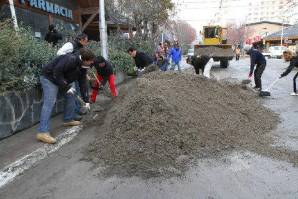 Marcelo Cascón desde la Intendencia sobrellevó la caída de las cenizas