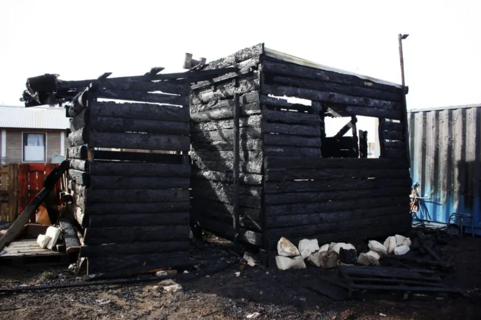 Ardió una precaria casilla de madera en El Frutillar