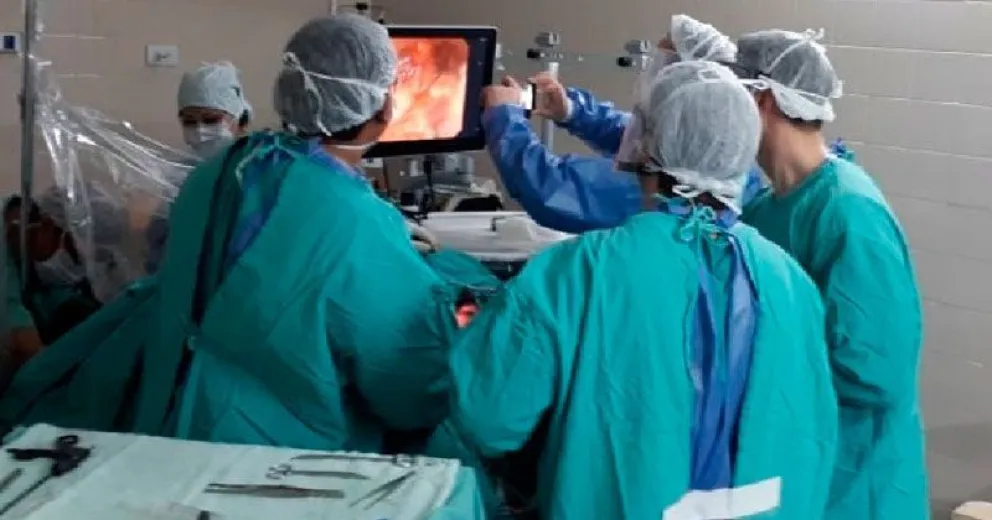 Se realizó una inédita y exitosa cirugía de colon a una paciente de Cinco Saltos