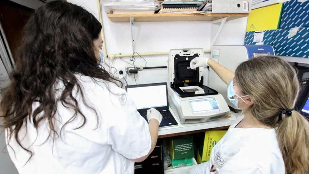 Ascienden a 878 los fallecidos y a 34.159 los infectados por coronavirus en el país