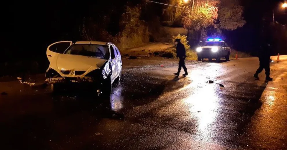 Perdió el control del auto y volcó en Avenida Bustillo
