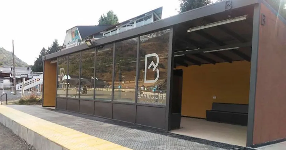 EAMCEC construyó un nuevo parador de colectivos en la base del cerro Catedral