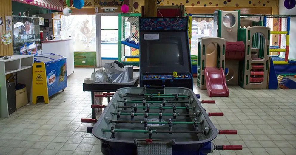 Ecos de voces infantiles en un salón vacío