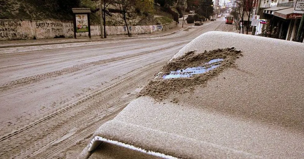 Una bienvenida cubierta de cenizas