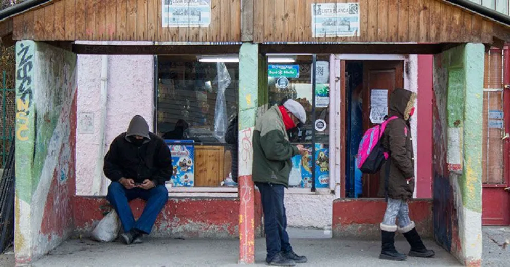 Preocupa a los vecinos el robo que sufrió una mujer cuando esperaba el colectivo