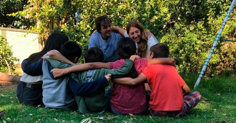 “Los hogares están llenos de niños que crecen y se pierden de vivir su infancia en familia”