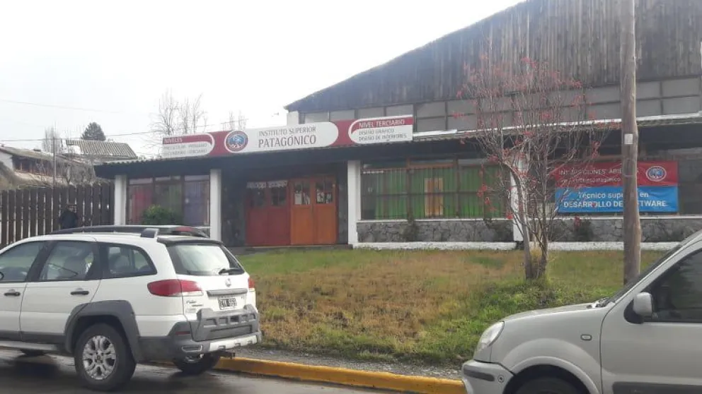 Padres del Instituto Superior Patagónico se  movilizan para que les bajen la cuota escolar