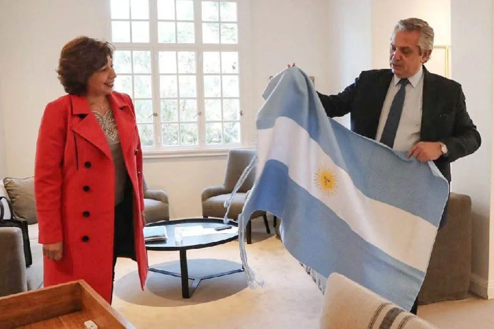 Arabela y el presidente firmaron convenios para realizar 60 obras en Río Negro