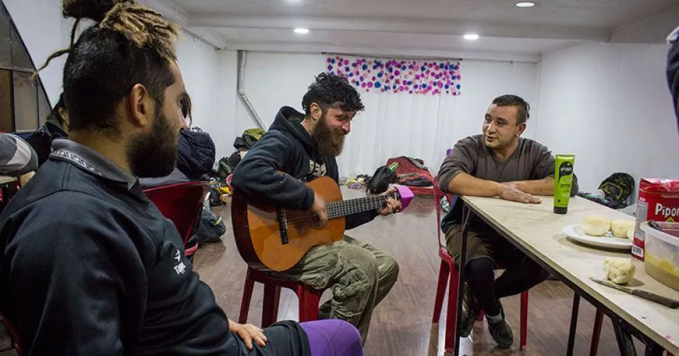 Los artistas callejeros que vivieron más de 70 días en la costa del lago están alojados en una iglesia
