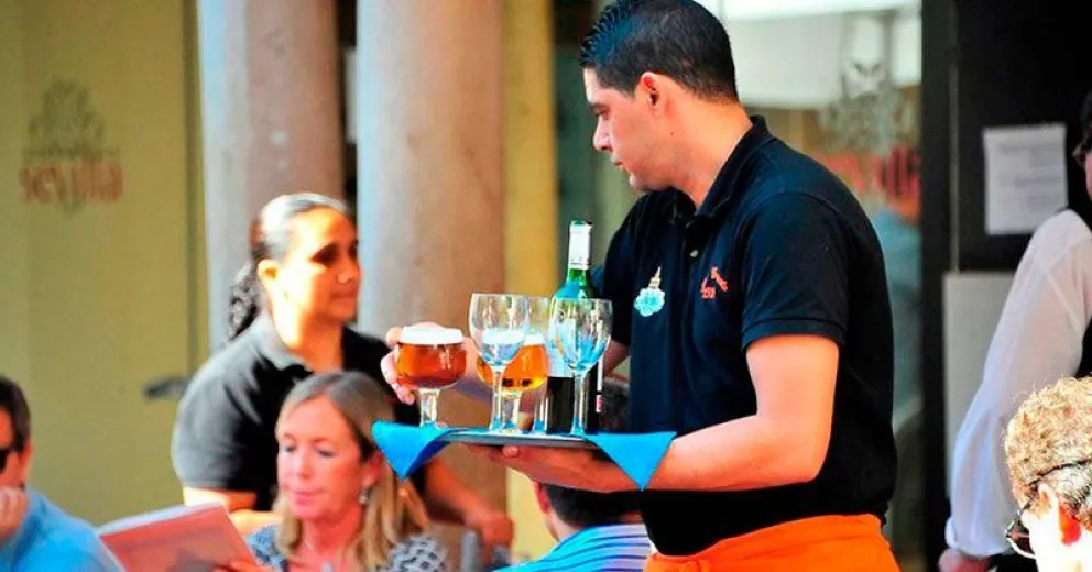 Temporarios hoteleros y gastronómicos cobrarán ayuda de Nación