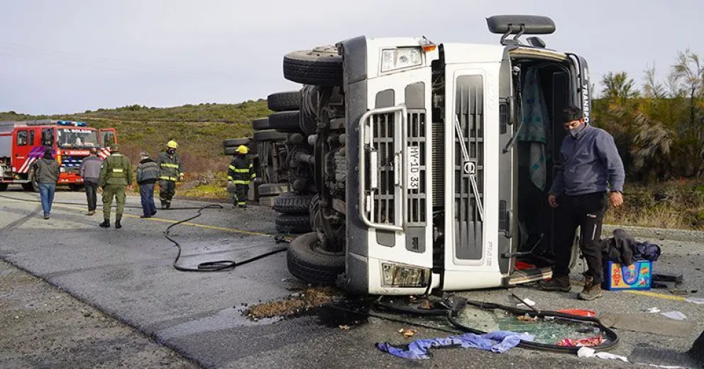 Camionero chileno resultó herido tras volcar en la zona de El Foyel
