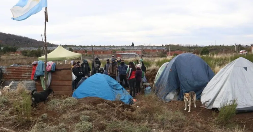 Instalaron cuatro carpas en un predio fiscal: interviene la Justicia