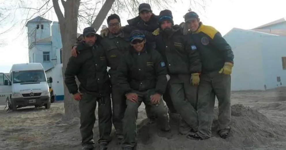 Cuadrillas del SPLIF ayudaron a despejar de cenizas calles y techos