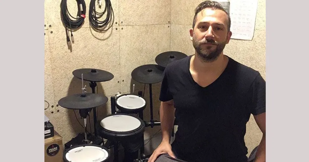 Desde la lejana Barcelona, Máximo Mastrolía irradia su primer álbum