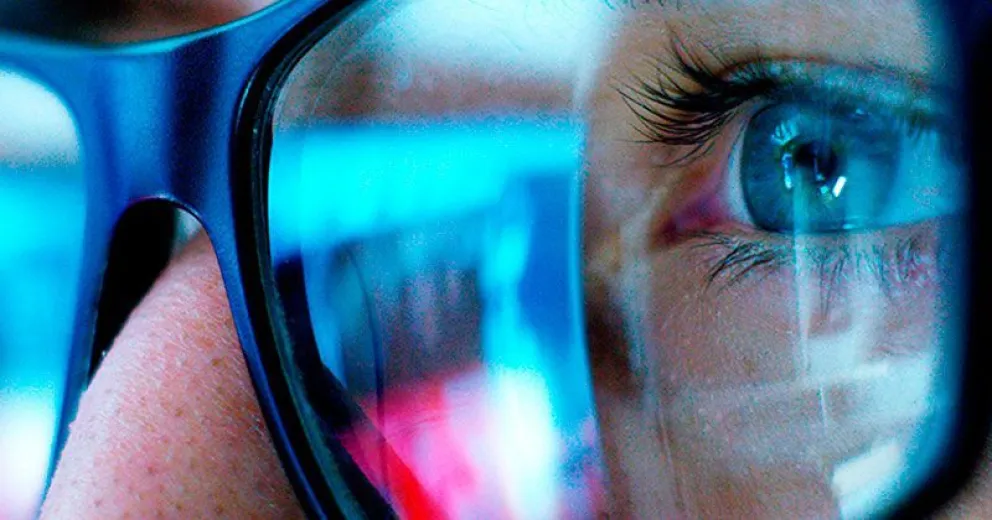 Pantallas de computadoras, de celulares y de televisión producen el efecto “ojo seco”