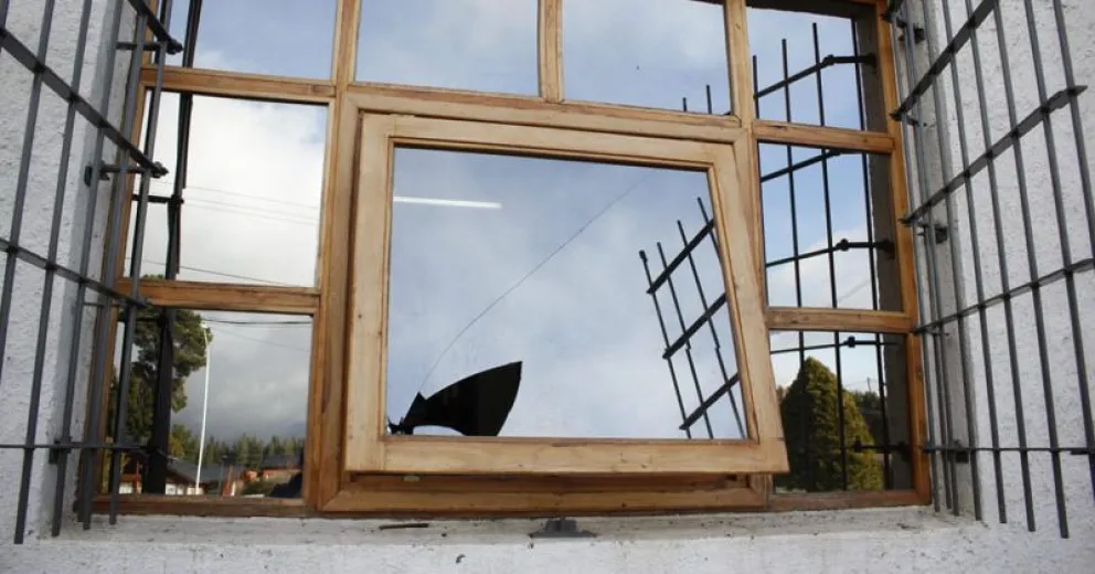 Robaron dinero, computadoras y celulares de Canteras Ñire