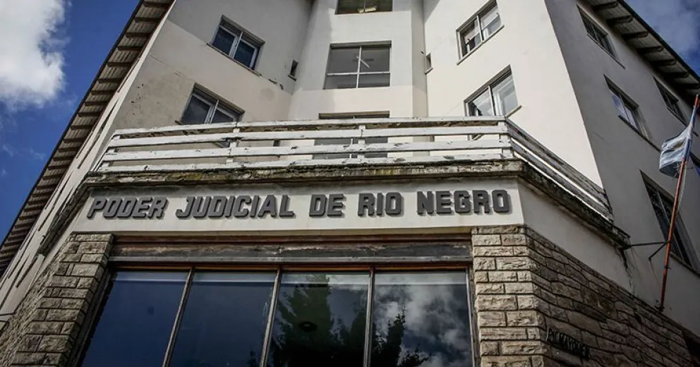 Fue imputado por exhibir sus genitales y masturbarse ante una mujer y otra menor