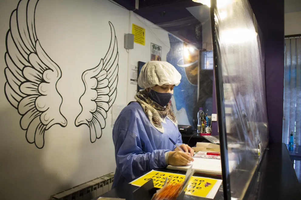 "Hay pandemia y crisis, pero la gente no deja de tatuarse"