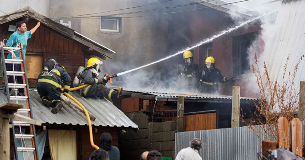 Ardió el quincho de una vivienda y trasladaron a un hombre por inhalación de humo