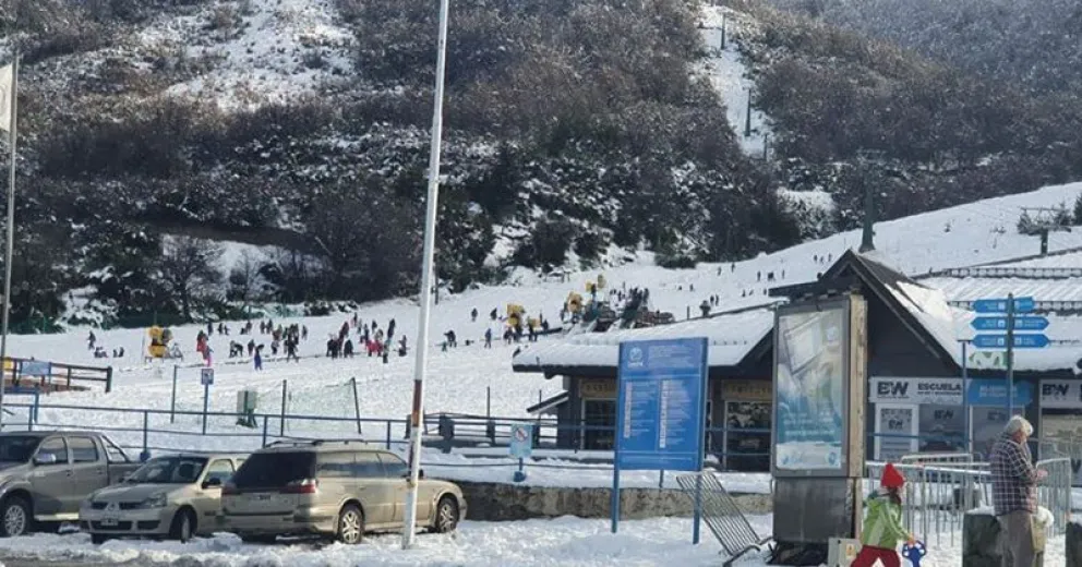 Llamativa cantidad de personas en los cerros Otto y Catedral