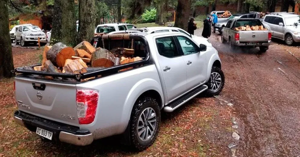 Gran gesto solidario: grupo de voluntarios lleva leña a los hogares más necesitados