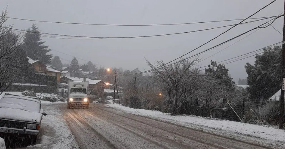 Volvió la nevada y continúa el alerta meteorológico