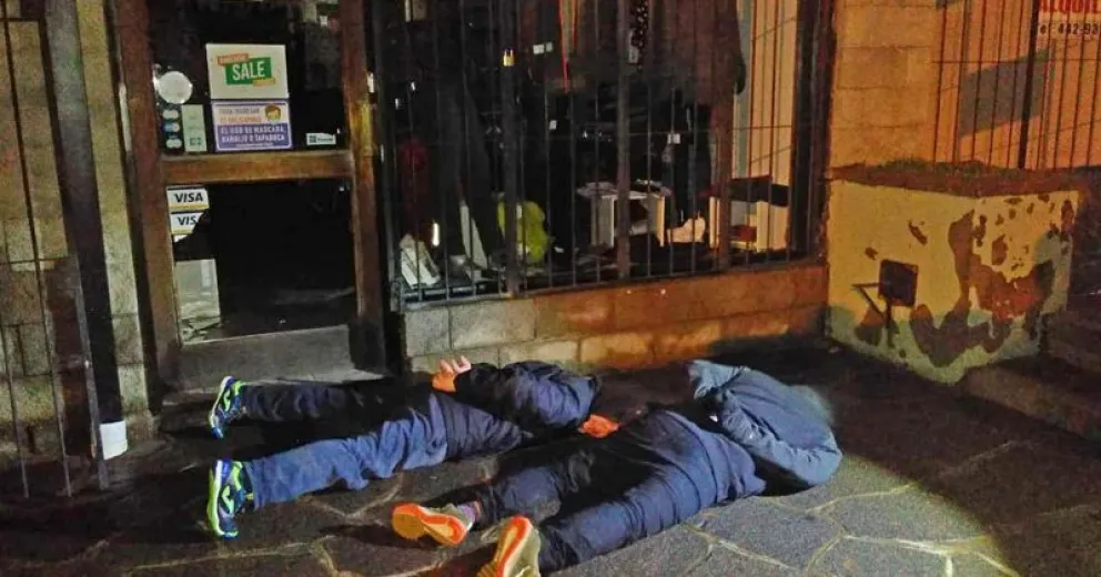 Dos ladrones sorprendidos in fraganti en el interior de un local céntrico