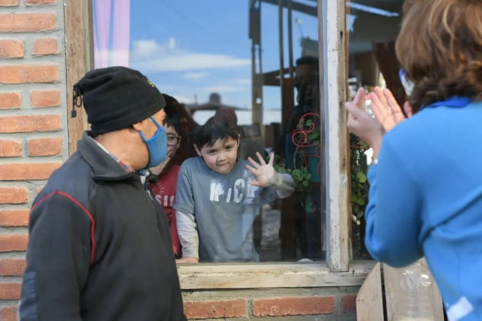 Arabela compartió en twitter visitas a vecinos de Bariloche