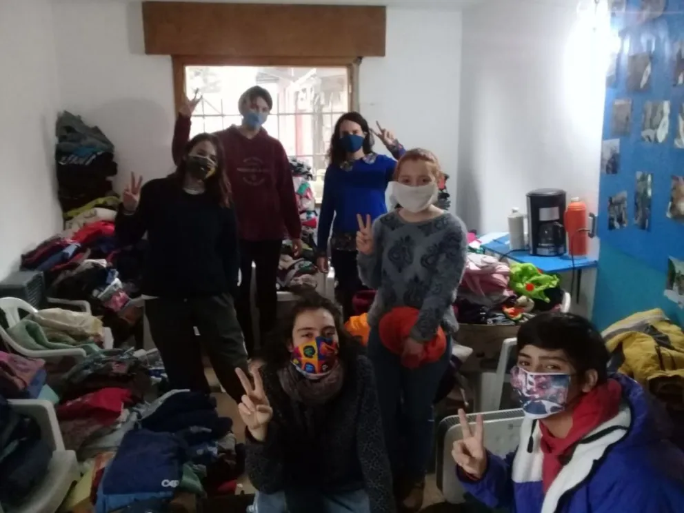 Jóvenes estudiantes hicieron llegar donación a 23 familias de Villa Llanquín