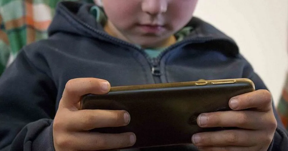 Muchas horas frente a “la pantalla” originan dolores en el cuello, hombros, nervios y cervicales