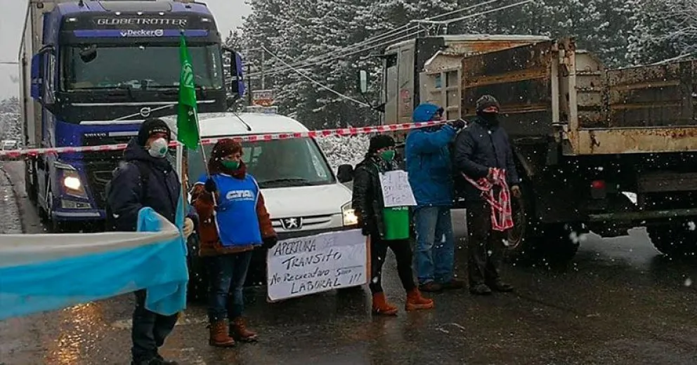 Cortaron la ruta 40 entre El Bolsón y Lago Puelo,  pidiendo que se permita la libre circulación