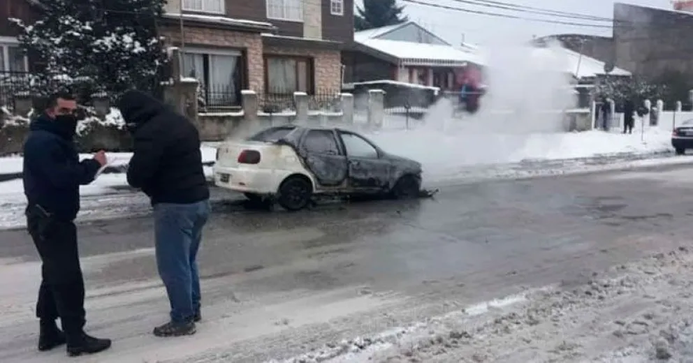Se prendió fuego un taxi estacionado en calle Elordi