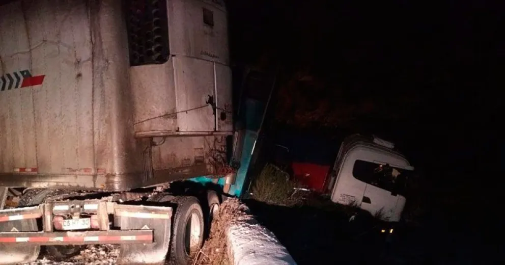 Fuerte choque entre dos camiones en el ingreso a Tronador