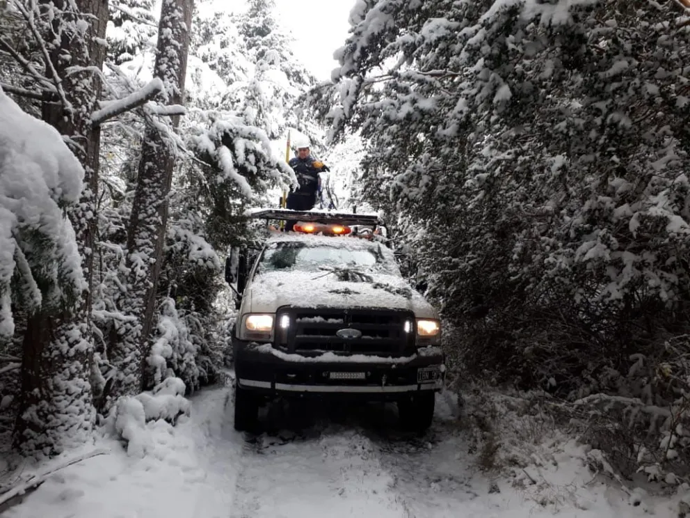 Inconvenientes en la nevada: Intenso trabajo de las cuadrillas de la CEB
