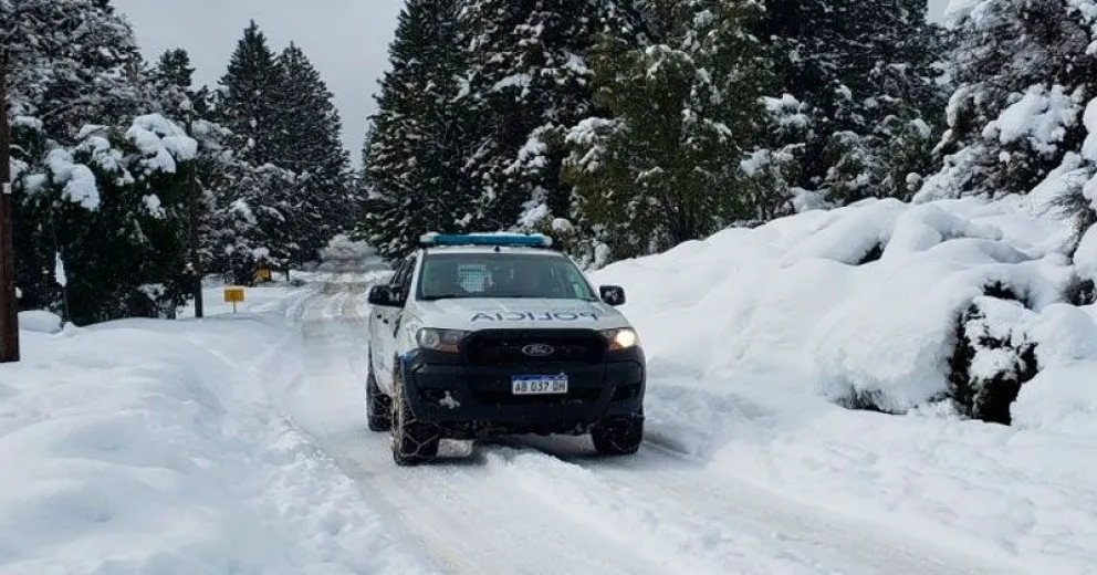 Incumplían el aislamiento en un auto que tenía prohibición para circular