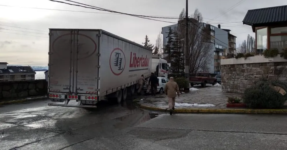 Un camión atascado en el paredón de Mitre